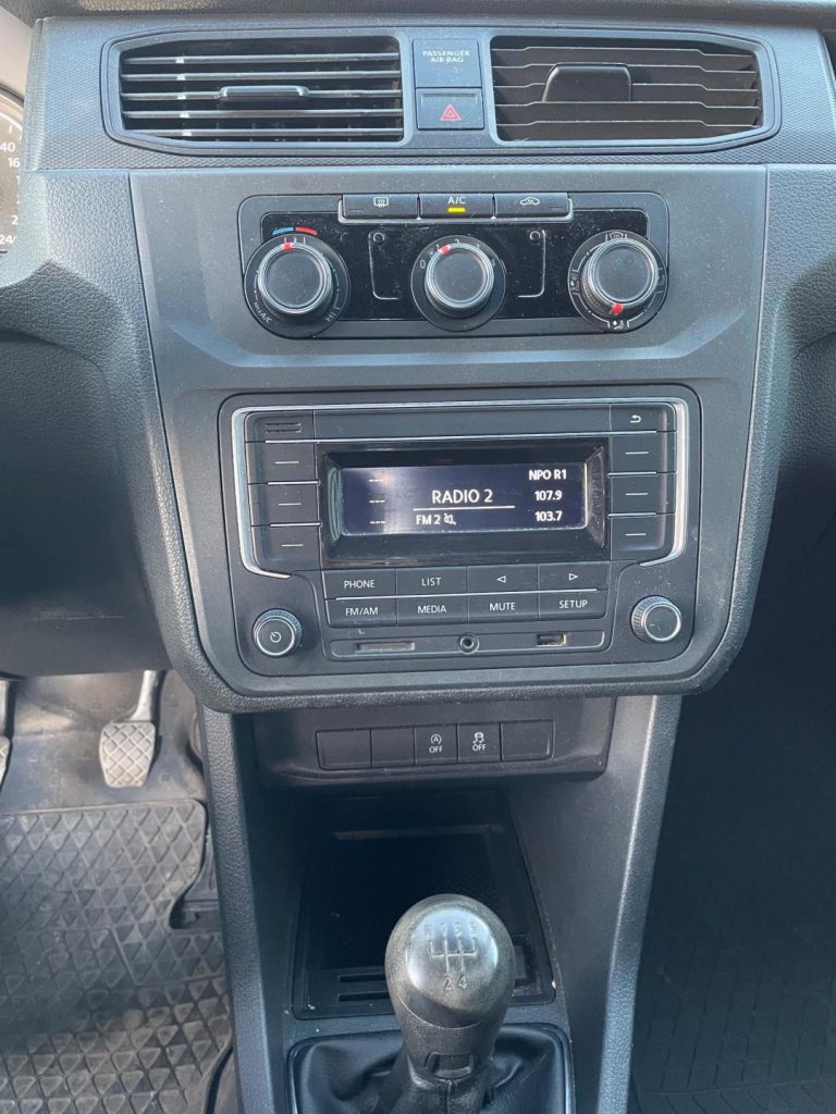 Bediening van de airco in het dashboard van een Volkswagen Caddy