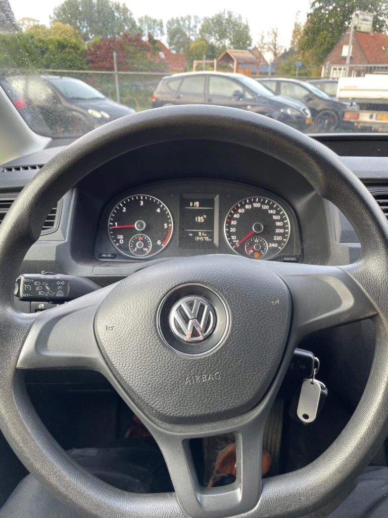Stuur en instrumentenpaneel van een Volkswagen Caddy