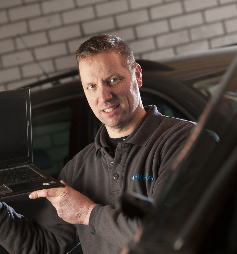 Hieltsje Ekema met laptop in de werkplaats van Autobedrijf Ekema